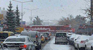Erzurum'da ulaşıma kar engeli