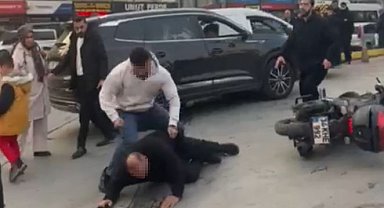 Esenyurt'ta trafikte tartıştığı araç sürücüsünü öldüresiye dövdü: O anlar kamerada