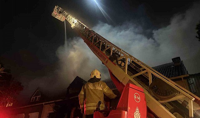 Esenyurt'ta villanın çatı katındaki yangın bitişiğindeki eve sıçradı