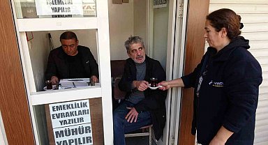 Eşi eleman bulamayınca kentin tek kadın çaycısı oldu