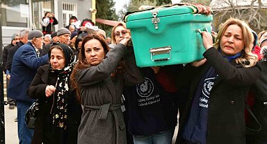 Eşi tarafından öldürülen kadının tabutunu kadınlar taşıdı