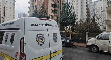 Eşinin evini baltayla açamayınca bina görevlisinin eşini bıçaklayarak öldürmüş