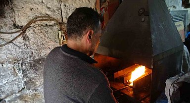 Eski yöntemlerle ürettiği kebap şişlerini 15 ülkeye ihraç ediyor