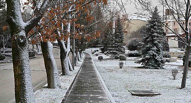 Eskişehir güne kar sürpriziyle uyandı