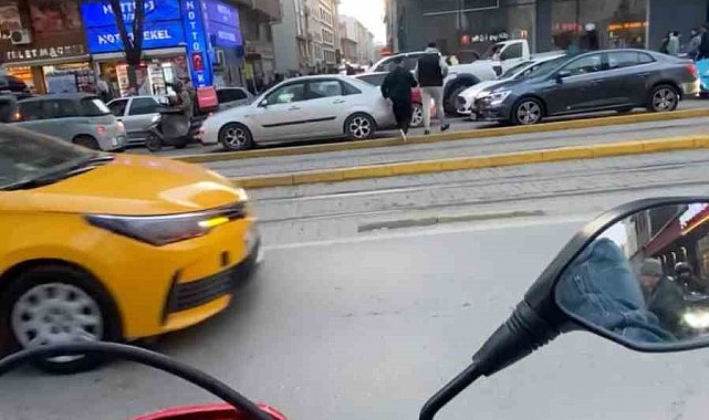 Eskişehir trafiğine takılmamak için tramvay yolunu kullandı