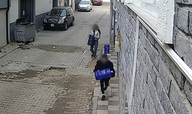 Eskişehir'de 2 çocuk apartman önündeki damacanaları çaldı