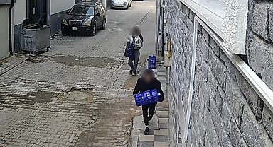 Eskişehir'de 2 çocuk apartman önündeki damacanaları çaldı