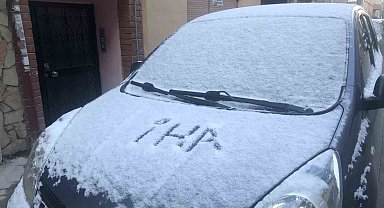 Eskişehir'de araçlar karla kaplandı