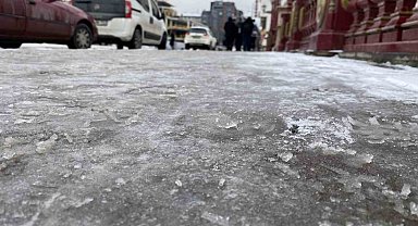 Eskişehir'de kaldırımlar buz pistine döndü