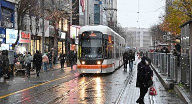 Eskişehir'de lapa lapa yağan kar görsel şölen oluşturdu