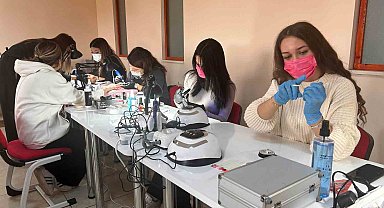 Eskişehir'de Türkiye'nin kamuya ait ilk protez tırnak atölyesi açıldı