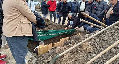 Evinde vahşice öldürülen kadın toprağa verildi