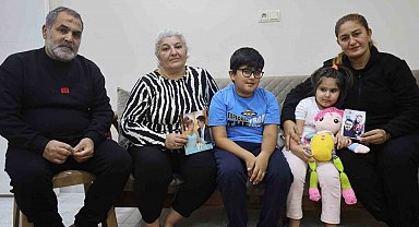 Evladından bahsederken gözyaşlarına boğulan anneanne, depremde kaybettiği kızının emaneti olan torunlarına hem annelik hem de babalık yapıyor