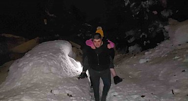 Evlerinde mahsur kalan engelli anne ve kızı ekiplerce kurtarıldı