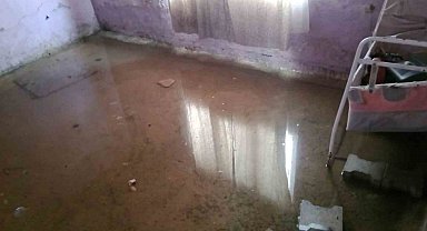 Evlerini su basan aile, geçici olarak lojmana yerleştirildi