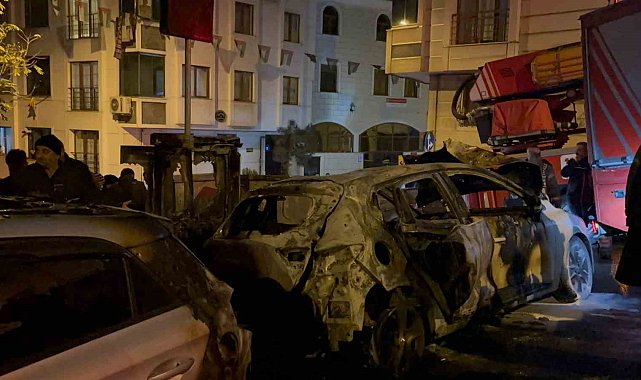 Eyüpsultan'da iki araç alevlere teslim oldu