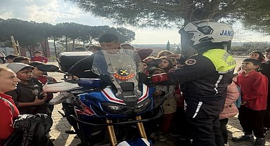 Ezine'de jandarmadan öğrenci ve öğretmenlere trafik bilgilendirmesi
