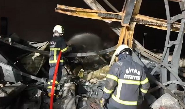 Fabrika yangını için Sivas'tan Kırıkkale'ye giden itfaiye ekipleri, söndürme çalışmalarına destek verdi