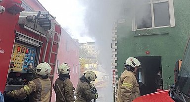 Fatih'te 2 katlı binada yangın paniği