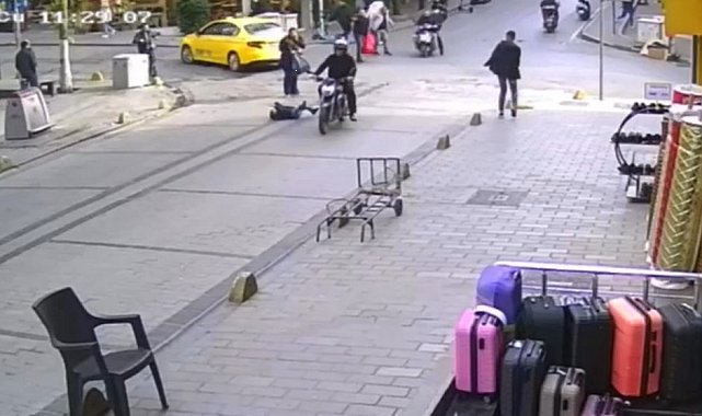 Fatih'te annesinin kolundan yola fırlayan çocuğa motosiklet çarptı, sürücü kaçtı