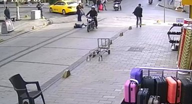 Fatih'te annesinin kolundan yola fırlayan çocuğa motosiklet çarptı, sürücü kaçtı
