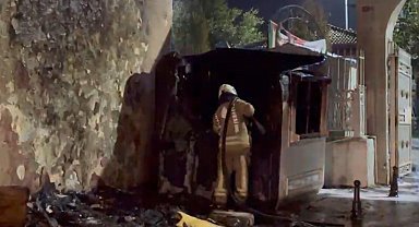 Fatih'te güvenlik kulübesi alev alev yandı