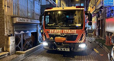 Fatih'te otoparkta çıkan yangın binaya sıçradı: O anlar kamerada