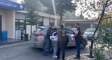 Fatih'te sürücü bekçiye çarpıp kaçtı