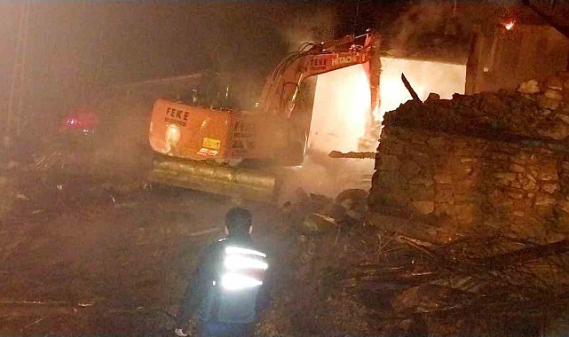 Feke'de ev yangını: bir ev kül oldu, lojman zarar gördü