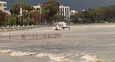 Finike'de fırtına sebebiyle tekne kıyıya sürüklendi, denizin rengi çamura döndü