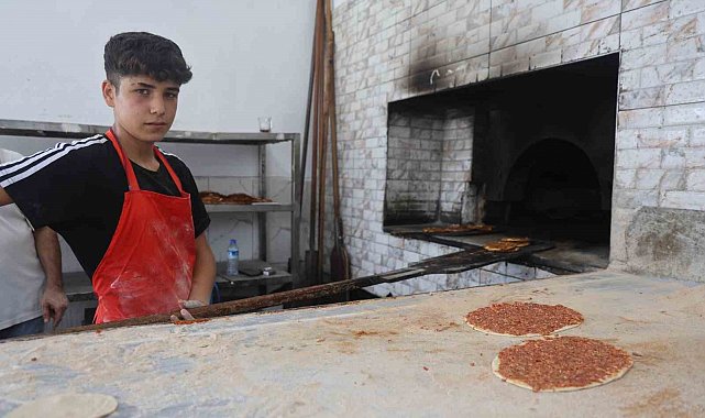 Fırında yerleri süpürerek çıraklığa başlayan 16 yaşındaki çocuk, 6 yıldır meslek öğrenmek için emek veriyor