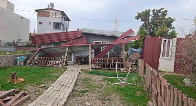 Fırtınanın çatısını uçurduğu evde mahsur kalan 3 kişiyi itfaiye kurtardı