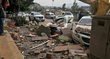 Fırtınanın etkisiyle yıkılan duvar 3 otomobile ve 1 motosiklet zarar verdi