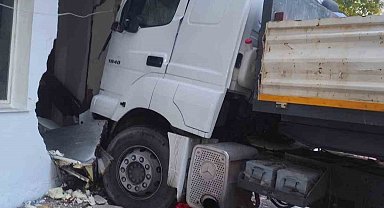 Freni boşalan tır, direk ve otomobile ardından fırına çarptı: 5 keçi telef oldu