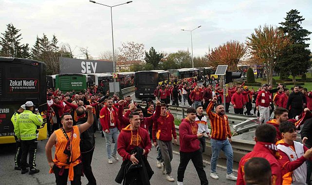 Galatasaray taraftarları derbi için stada geldi