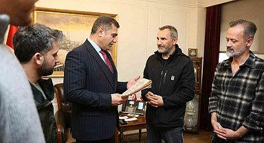 Gazeteciler, Düzce'nin il olduğu günün Resmi Gazetesi'ni Vali Aslan'a hediye etti