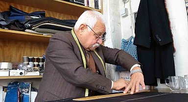 Gaziantep'te 67 yaşındaki terzi ustası, elinden kitabı düşürmüyor