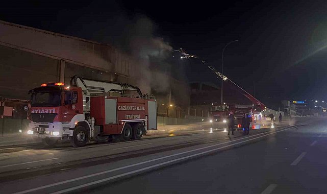 Gaziantep'te ambalaj fabrikasında yangın: 1 işçi dumandan etkilendi