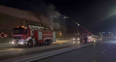 Gaziantep'te ambalaj fabrikasında yangın: 1 işçi dumandan etkilendi