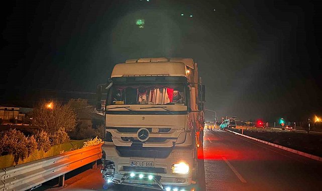 Gaziantep'te hafif ticari araç ile tır çarpıştı: 2'si çocuk 3 yaralı