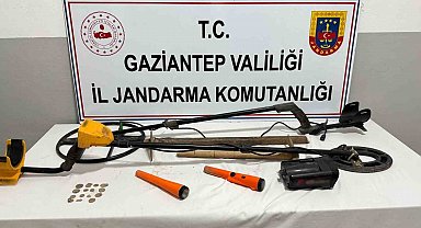 Gaziantep'te kaçak kazı yapan 2 şahıs suçüstü yakalandı: 15 adet tarihi sikke ele geçirildi
