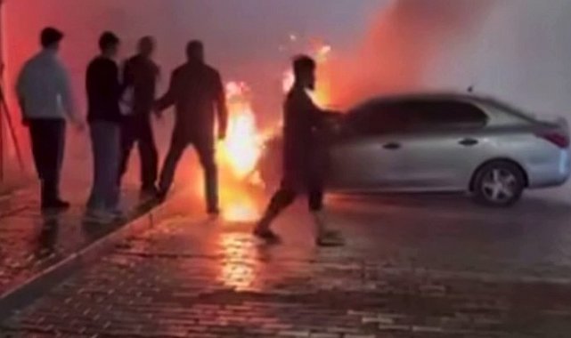 Gaziantep'te park halindeki otomobil alev alev yandı
