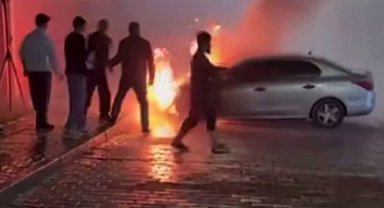 Gaziantep'te park halindeki otomobil alev alev yandı