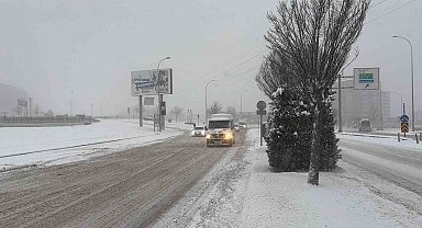 Gaziantep'te yoğun kar yağışı etkili oluyor
