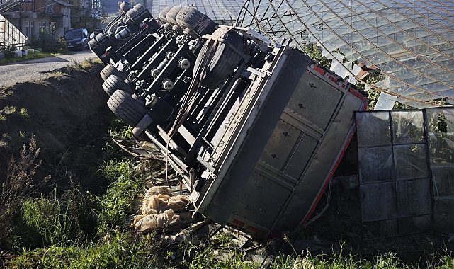 Gazipaşa'da devrilen kamyonun sürücüsü yaralandı