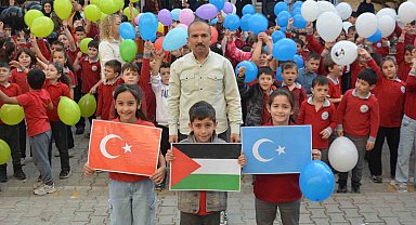 Gazze ve Doğu Türkistan'daki çocukların özgürlüğü için gökyüzüne 787 balon bırakıldı