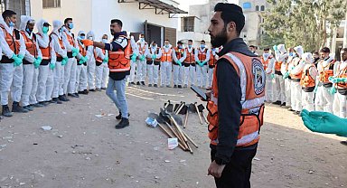 Gazze'deki Şifa Hastanesi'nin avlusuna gömülen 98 cenaze kimlik tespiti için çıkarıldı