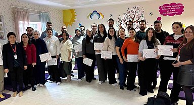 Gebe Okulu'nu tamamlayan anne adaylarına katılım belgesi