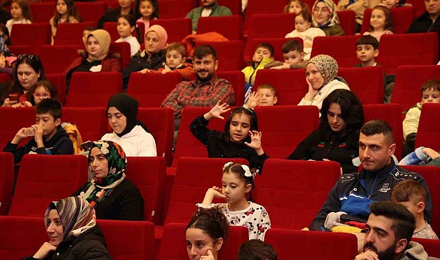 Gebze'de "Renkli Çoraplı Kuzgun" oyunu sahnelendi