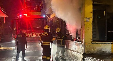 Gece yarısı iş yeri yangını: Kepenkler ve camlar kırıldı